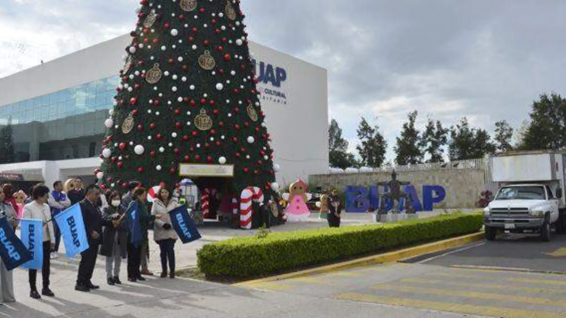 BUAP envía segundo cargamento de víveres a familias afectas por huracán Otis